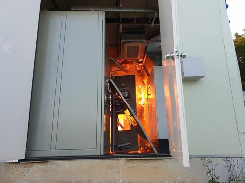 21일 오후 경남 하동군 진교면에 위치한 태양광발전설비의 ESS 시설에서 화재가 발생하고 있다. <경남소방본부 제공. 연합뉴스>